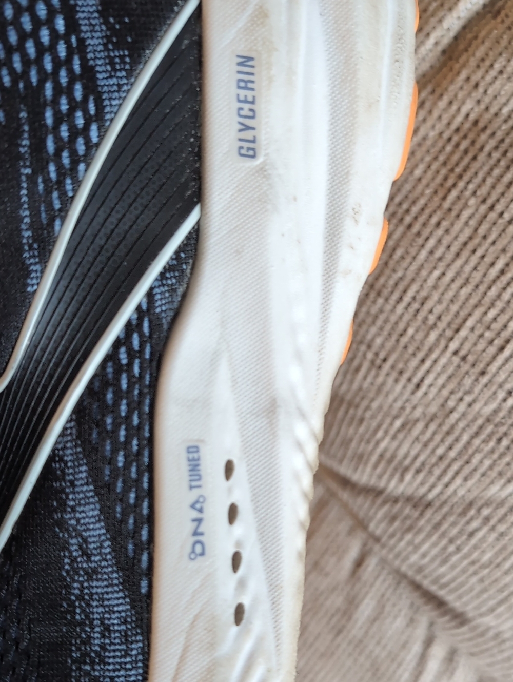 Brooks Glycerin 22 Athletic Shoes - Picture 9 of 9